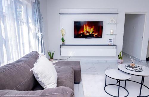 North-West District Apartment | 3BD Poolside Paradise Fast Starlink Wi-Fi Near CBD and Airport