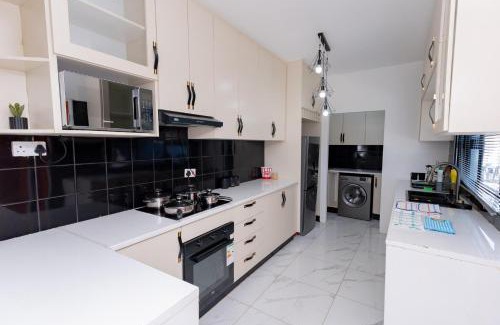 North-West District Apartment | 3BD Poolside Paradise Fast Starlink Wi-Fi Near CBD and Airport