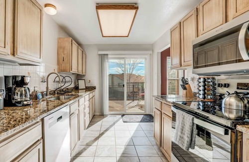 Colorado Springs House | 3BD Quiet Suburbs Restaurants & Parks