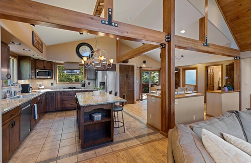 Forest Hills House | 3BD Stunning Views, Hot Tub, Dog-Friendly