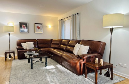 Lake Forest House | 3BD Townhome Downtown Lake Forest