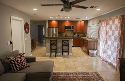 Tami Estates House | 3bdr Remodeled, pool resort living & putting Green