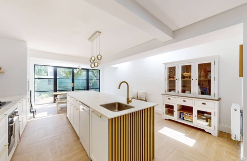 Walpole House | 3Bed, 2.5Bath House w/Garden near Hanwell Station