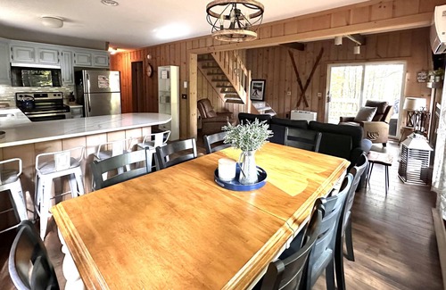 Wilmington Ski Chalet | 3bed, 2bath @ Chimney Hill w Hot Tub & EV Charger 10 mins to Mt Snow Ski Resort
