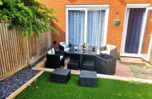 Lee House | 3bed 2bath House-Free Parking-Hi Speed WiFi-Garden-Entire Home-2mins from Train Station