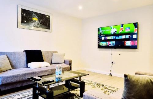 Lee House | 3bed 2bath House-Free Parking-Hi Speed WiFi-Garden-Entire Home-2mins from Train Station