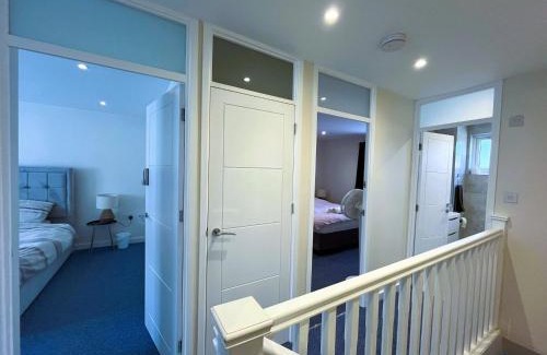 Lee House | 3bed 2bath House-Free Parking-Hi Speed WiFi-Garden-Entire Home-2mins from Train Station