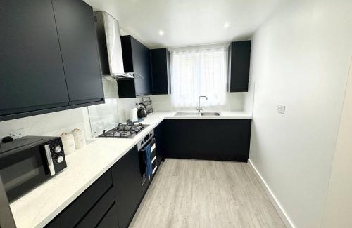 Lee House | 3bed 2bath House-Free Parking-Hi Speed WiFi-Garden-Entire Home-2mins from Train Station