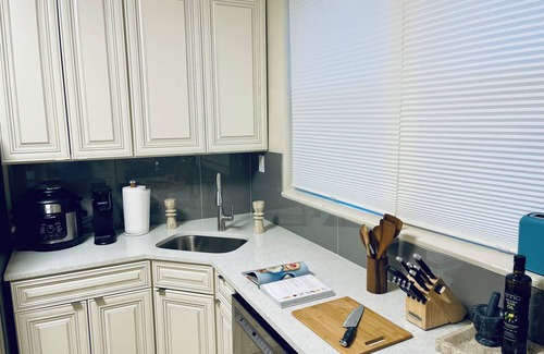 Hyde Park Apartment | 3bed/2bath Penthouse style Apt. W/fitness room & office 14 min to DT Chicago