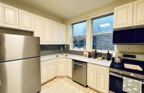 Hyde Park Apartment | 3bed/2bath Penthouse style Apt. W/fitness room & office 14 min to DT Chicago
