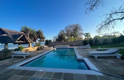 Funzi Island Villa | 3bed oceanfront with Ac &gazebo