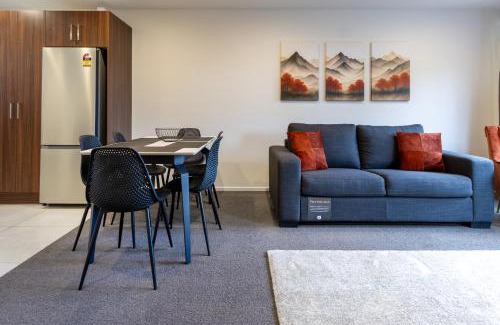 Addington Apartment | 3bed plus Garage, Minutes from the Action Sleeps 8