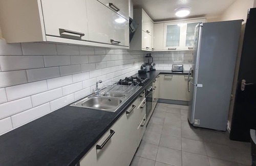 St. Mary's Park Apartment | 3Beds Family Friendly in London with good transport links. Close to Victoria