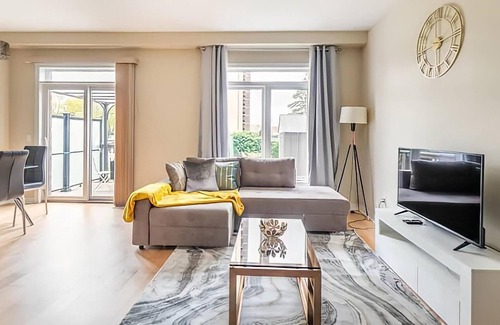 Stoney Creek House | 3BR 2 5BA Townhome 1 min to the Beach BBQ Parking