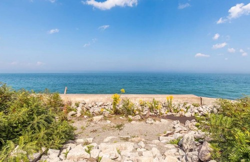 Stoney Creek House | 3BR 2 5BA Townhome 1 min to the Beach BBQ Parking