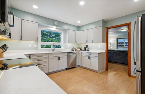 Seaside House | 3BR/2BA 1.5 Blocks from Beach Fenced Yard