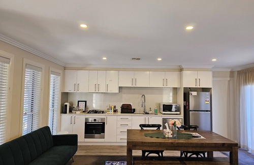 Campbell House | 3BR/2BA/2CAR Garage+/Duplex in Central Canberra/near Airport/War Memorial etc