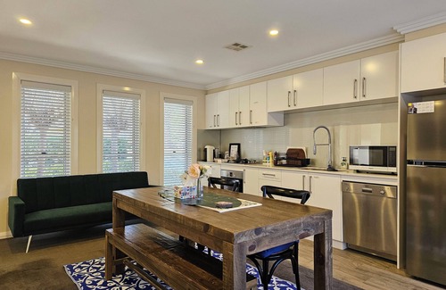 Campbell House | 3BR/2BA/2CAR Garage+/Duplex in Central Canberra/near Airport/War Memorial etc