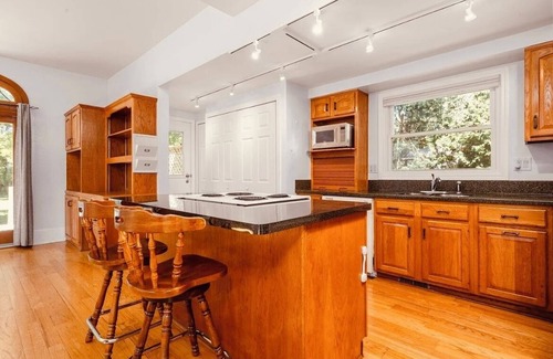 Saline House | 3BR 2BA Downtown Saline Home Near Ann Arbor & U of M Big House