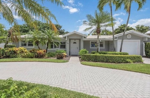 Lake Park House | 3Br/2Bath Coquina Sands Pool home - walk/bike to beach and town