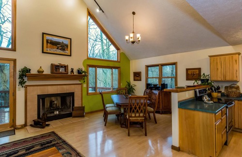 Unionville Cottage | 3BR, 3BA Log Cabin