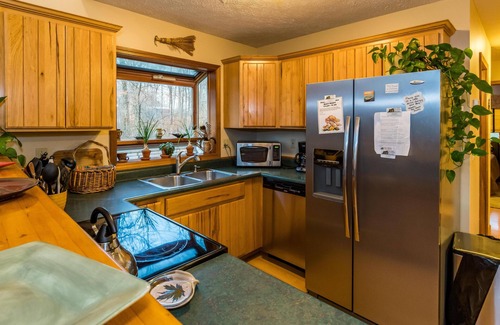 Unionville Cottage | 3BR, 3BA Log Cabin