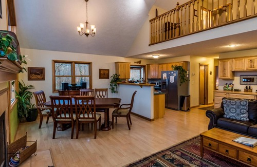 Unionville Cottage | 3BR, 3BA Log Cabin