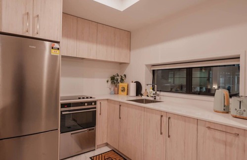 Christchurch City Centre Apartment | 3BR/4BA Townhouse Sleeps 8 Parking Games