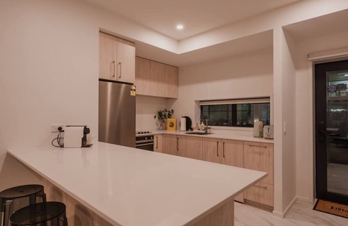 Christchurch City Centre Apartment | 3BR/4BA Townhouse Sleeps 8 Parking Games