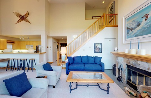 Blackcomb House | 3BR | Alpine Greens | King Bed w/4 Piece Ensuite | Golf Course Location | Parking