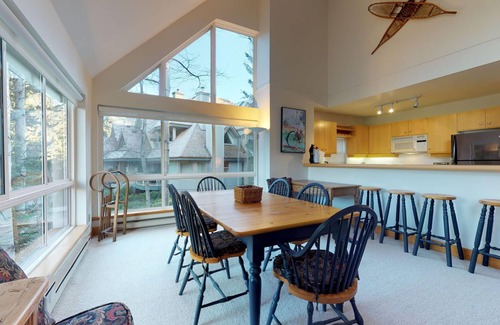 Blackcomb House | 3BR | Alpine Greens | King Bed w/4 Piece Ensuite | Golf Course Location | Parking