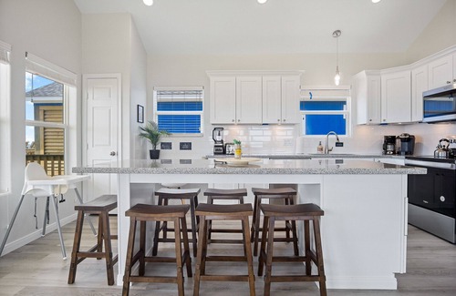 Port Bolivar House | 3BR Beachfront Retreat | Gulf Views, Wraparound Deck, Sleeps 12, Pet-Friendly, & More
