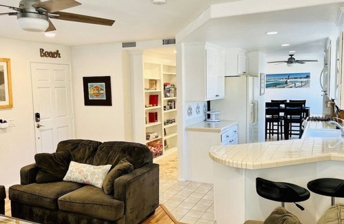 Townsite Condo | 3BR Beachy Condo | Blocks to Beach | Gated Parking