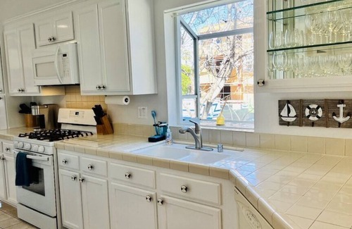 Townsite Condo | 3BR Beachy Condo | Blocks to Beach | Gated Parking