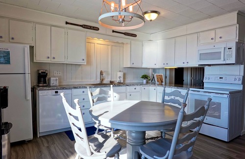 Isle Cabin | 3BR Cabin on the Lake with Sandy Beach, Kayaks, Docks and Firepit
