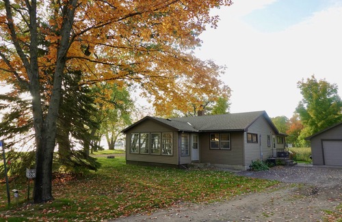 Isle Cabin | 3BR Cabin on the Lake with Sandy Beach, Kayaks, Docks and Firepit