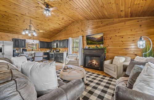 Gatlinburg - Pigeon Forge Cabin | 3BR Cabin w/Theater, Bunks & Mountain Views