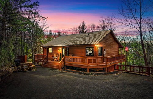 Gatlinburg - Pigeon Forge Cabin | 3BR Cabin w/Theater, Bunks & Mountain Views