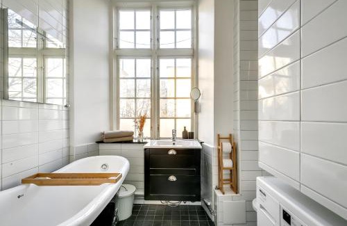 Gamla Stan Apartment | 3BR Central- Royal Castle & Old Town at Your Door!