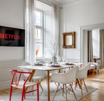 Gamla Stan Apartment | 3BR Central- Royal Castle & Old Town at Your Door!