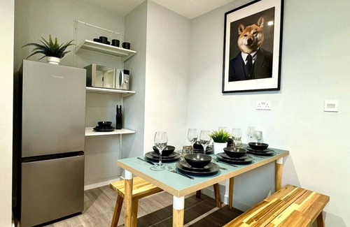 Bournemouth Apartment | 3BR Coastal Haven in Bournemouth - Beach Nearby!