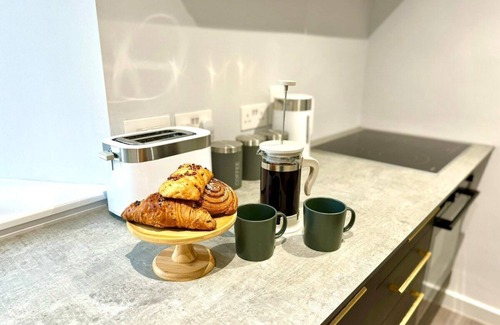 Bournemouth Apartment | 3BR Coastal Haven in Bournemouth - Beach Nearby!