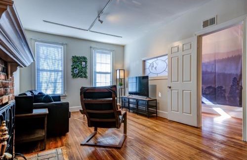 Northeast Alexandria House | 3BR Colonial House with Parking by CozySuites