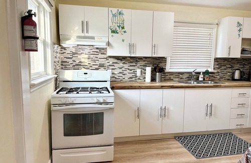 Niagara Falls House | 3BR Comfy House - Minutes away to Niagara Falls