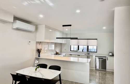 Massey House | 3BR Cozy Auckland Holiday Home near Westgate Outlet shops