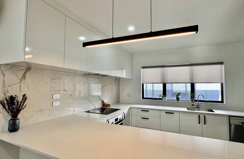 Massey House | 3BR Cozy Auckland Holiday Home near Westgate Outlet shops