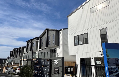 Massey House | 3BR Cozy Auckland Holiday Home near Westgate Outlet shops