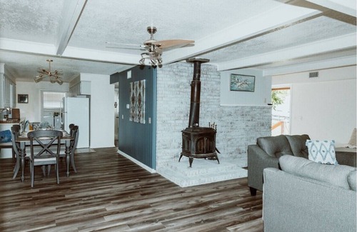 Mid America House | 3BR Cozy Bohemian Lakehouse w/Quirky Attic Fenced Yard Fast Wifi Pet Friendly