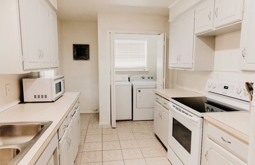 Mid America House | 3BR Cozy Bohemian Lakehouse w/Quirky Attic Fenced Yard Fast Wifi Pet Friendly