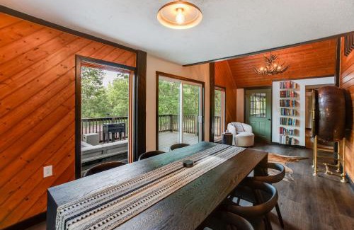 Elkton House | 3BR Cozy Cabin with Mountain Views & Fireplace